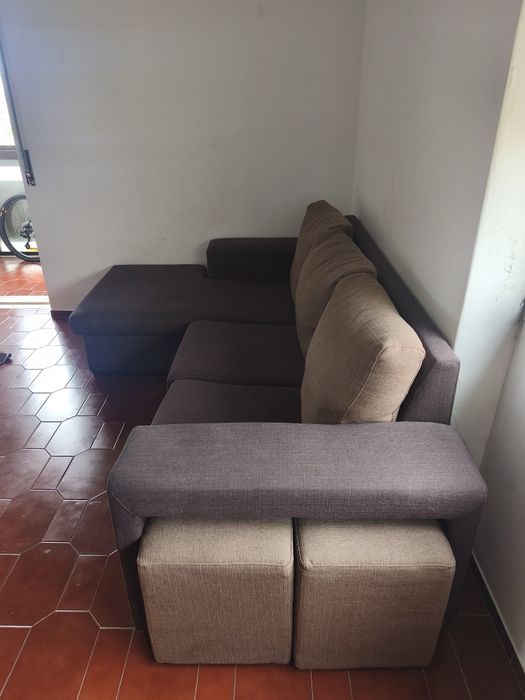Sofá com chaise long e 2 bancos