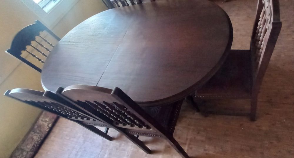 Mesa de sala , com 8 cadeiras algumas danificadas