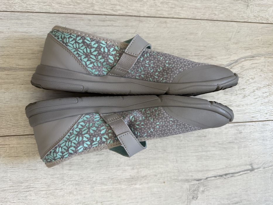 Sapatos cinza novos