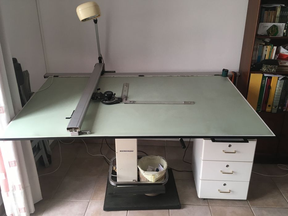 Ofereço mesa estirador de desenho com máquina de desenho