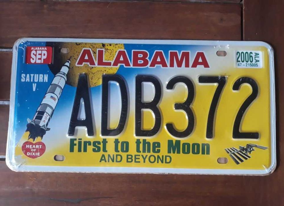 Placa decorativa em metal Alabama Saturn V selada