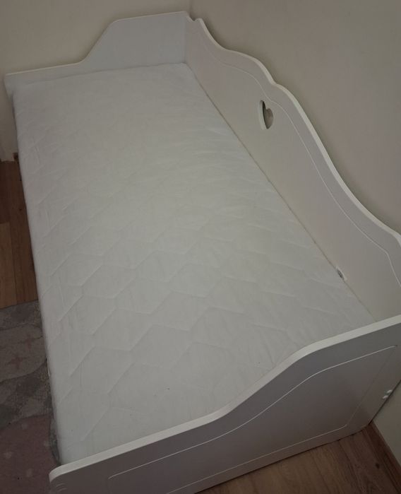 Łóżko 160 x 80 z materacem dla dziewczynki