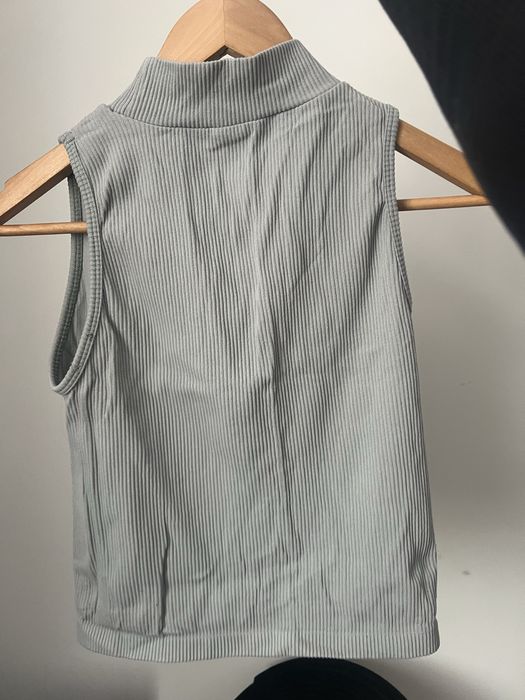 топ безрукавка з високим горлом