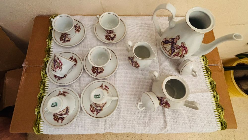 serviço de café vintage em porcelana branca, decorado no estilo neoclássico / rococó com estampa de "Cenas Galantes" (casal de época romântica)