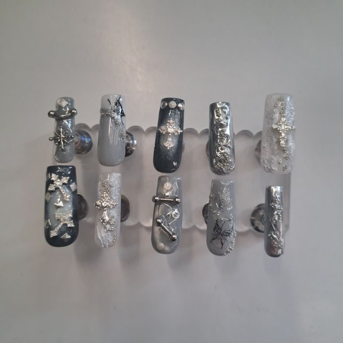 Srebrne Press on Nails