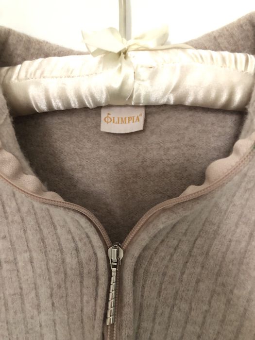 Wełniany sweter sweterek bezowy na suwak