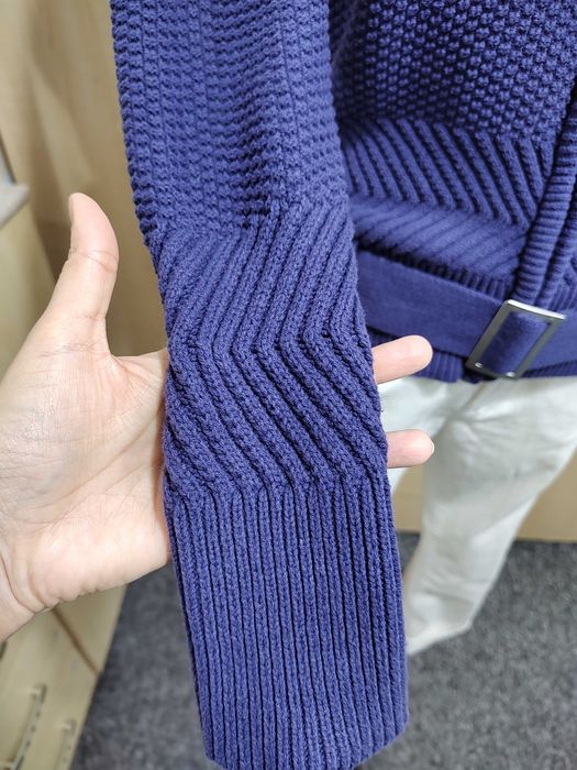 Gruby pleciony bawełniany zapinany na zamek sweter z półgolfem paskiem