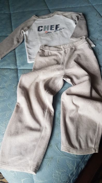 Pijama em turco cinzento claro, tamanho 4 anos.