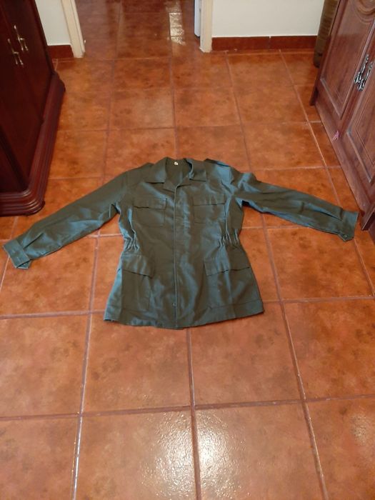 1 casaco liso de tropa