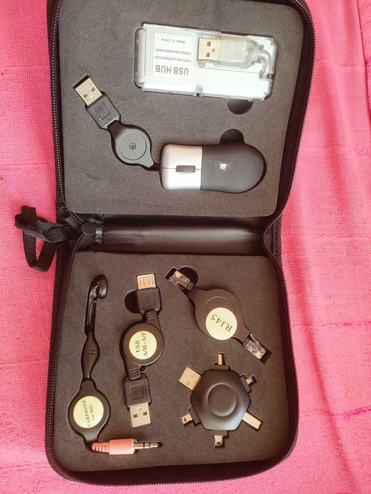 Набір конекторів , для під"єднання любих гаджетів до ноута + мишка там