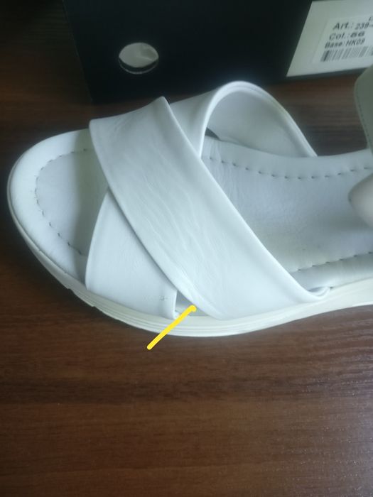 Босоножки кожаные Derem