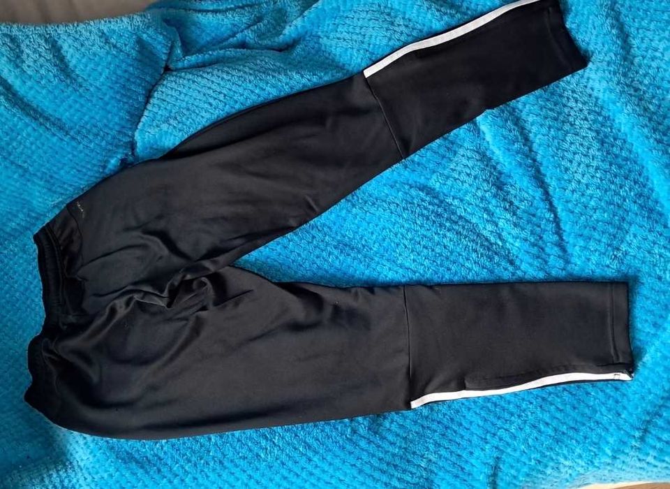 Spodnie Adidas śliskie rozmiar S/M.