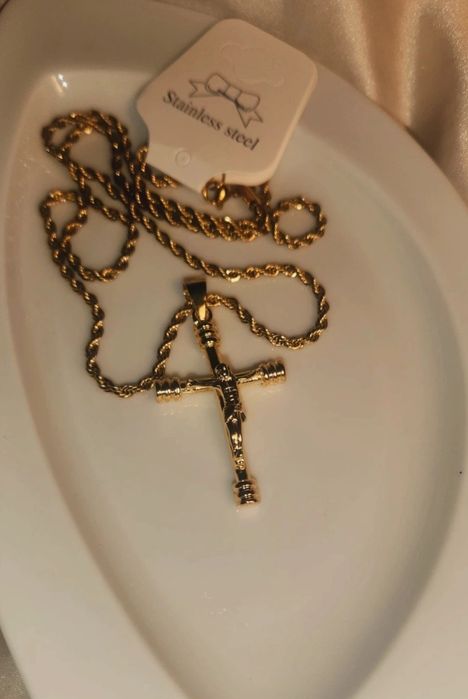 Cruz em aço novo, malha torcida