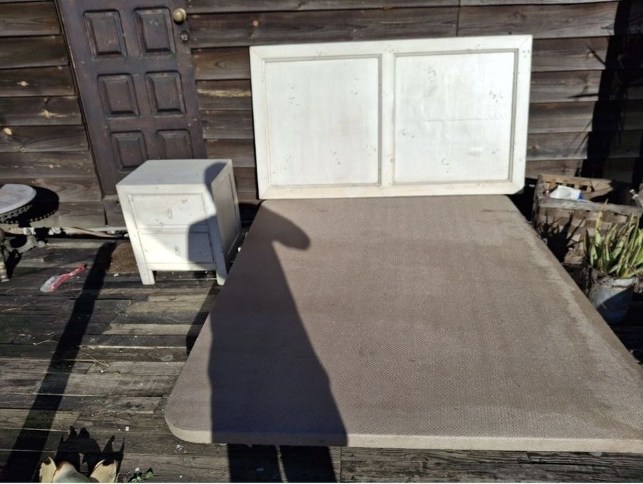 Cama de casal com mesa de cabeceira