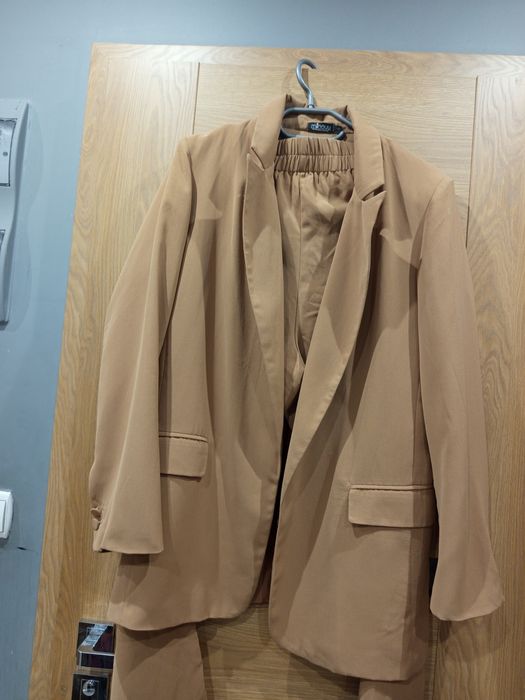 Piękny karmelowy garnitur damski rozmiar S/XL Minouu