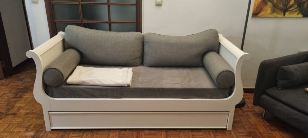 Cama/sofa com pouco uso madeira maciça vendo com um colchão e conjunto de almofadas. Faz cama de casal.