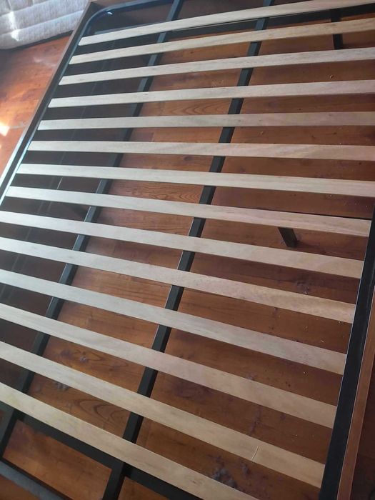 Cama, colchão e estrado + 2 mesinhas de cabeceira