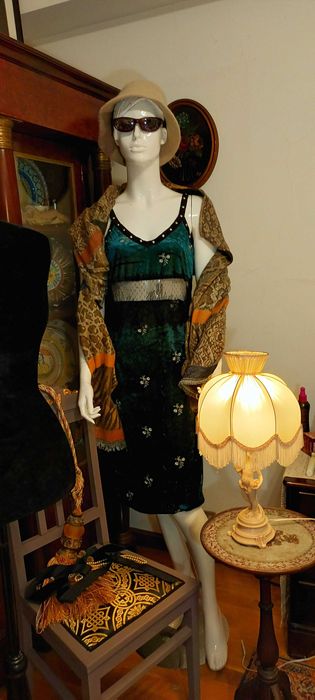 Le Boudoir - Vestido em veludo, renda e debroado a fio de ouro