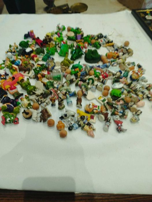 Set of miniature ceramic figurines and other materials.64741300905347124