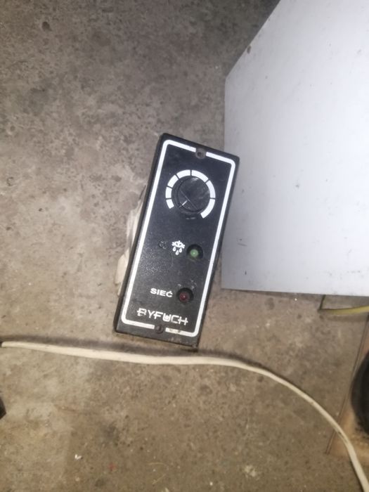 Компресор промисловї холодильних вітрини.