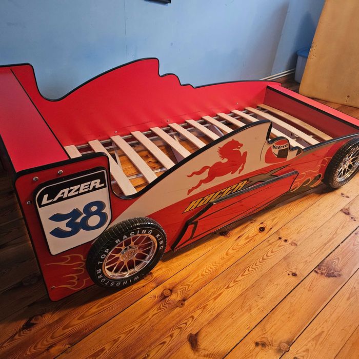 Łóżko w kształcie auta