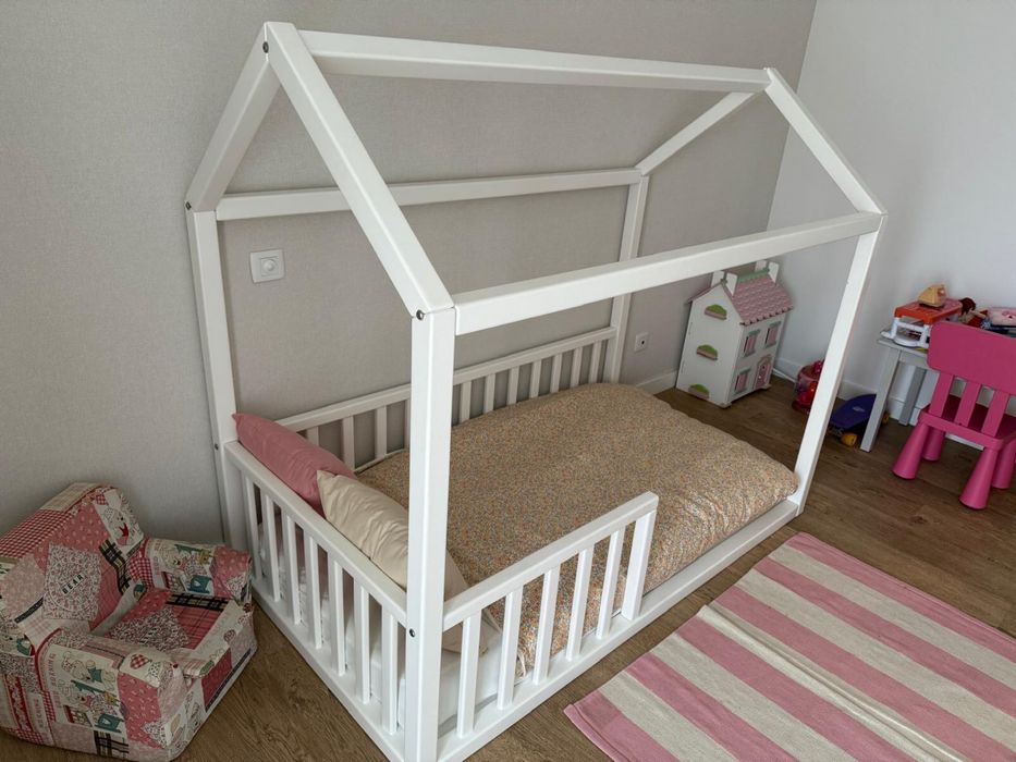 Cama de criança em forma de casinha