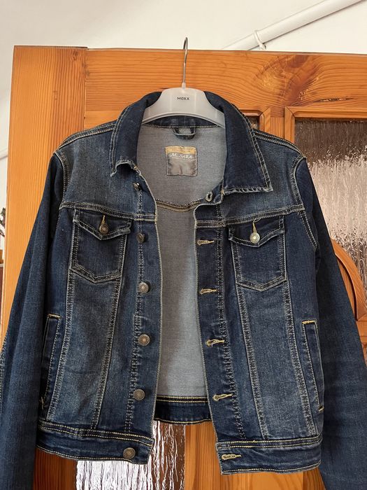Жіноча джинсова куртка