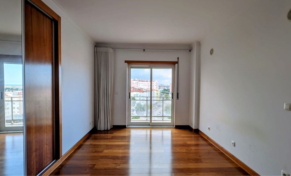 Apartamento T2 com Garagem em Santa Marta do Pinhal, Corroios