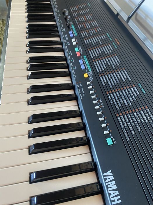 Teclado eletrónico com suporte