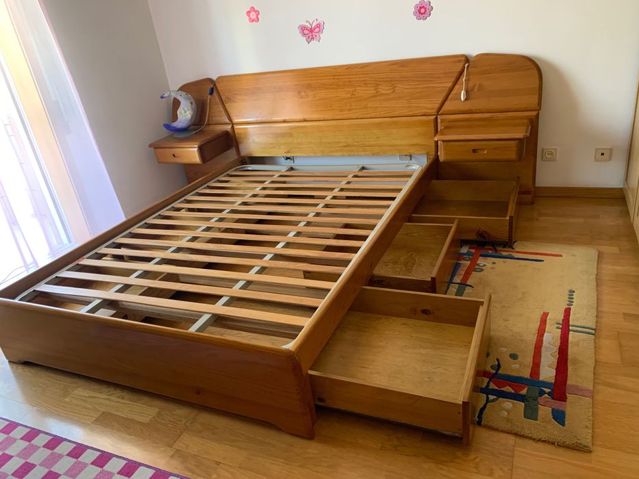 Cama de casal em madeira maciça, mesinhas d cabeceira, colchao, gavet