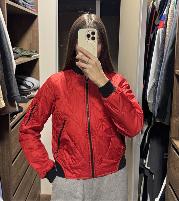 Червона куртка бомбер