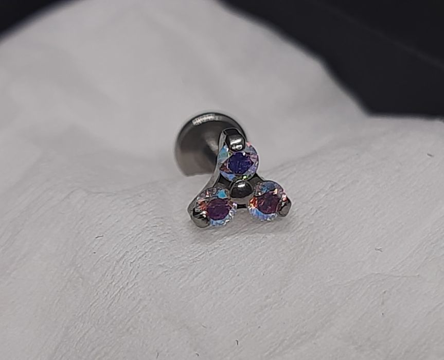 Титанові лабрети в асортименті