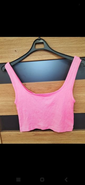 Różowy prążkowany crop top na ramiączkach