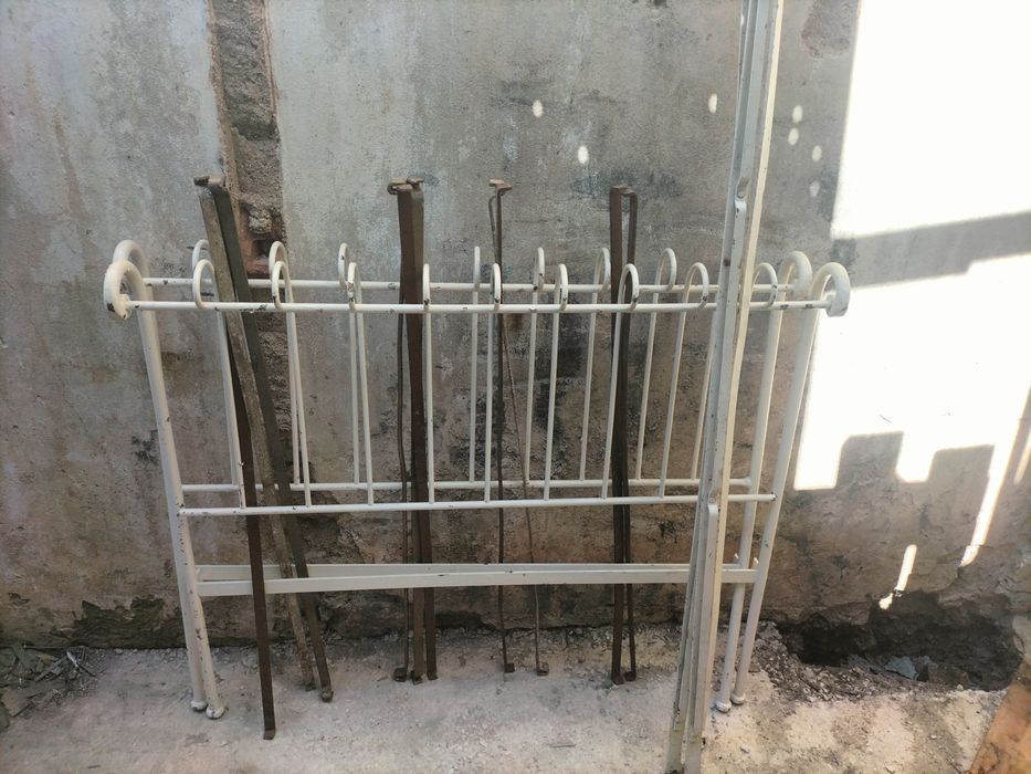 Cama metálica para fazer dois bancos de jardim