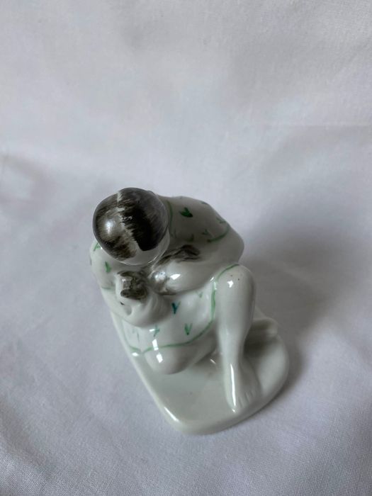 REZERWACJA Porcelanowa dziewczynka z kotkiem, Chodzież