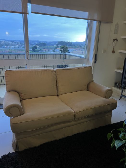 Sofá de três lugares