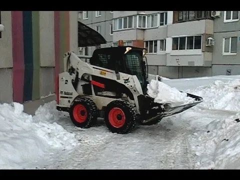 Прибирання снігу спецтехнікою
