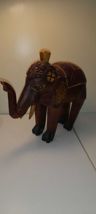 Słoń drewniany ręcznie wykonany .