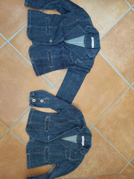 Várias peças de roupa de menina