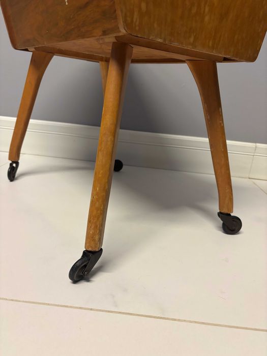 Niciak Mid-century modern Rockabilly