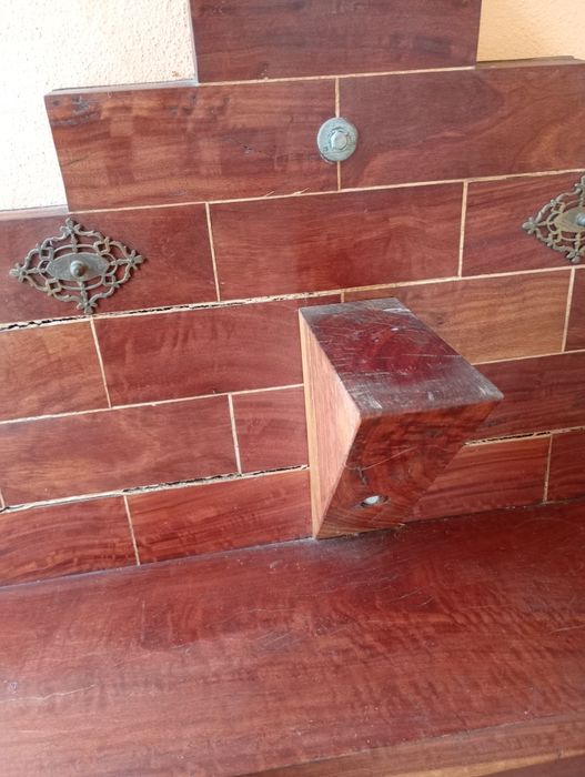 Móvel em madeira envernizada para hall de entrada marquise ou outro.largura 120cm altura até ao tampo 90cm erfundidade 25cm