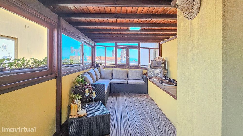 Apartamento T2 no Bonfim, Porto, terraço fechado e varanda.