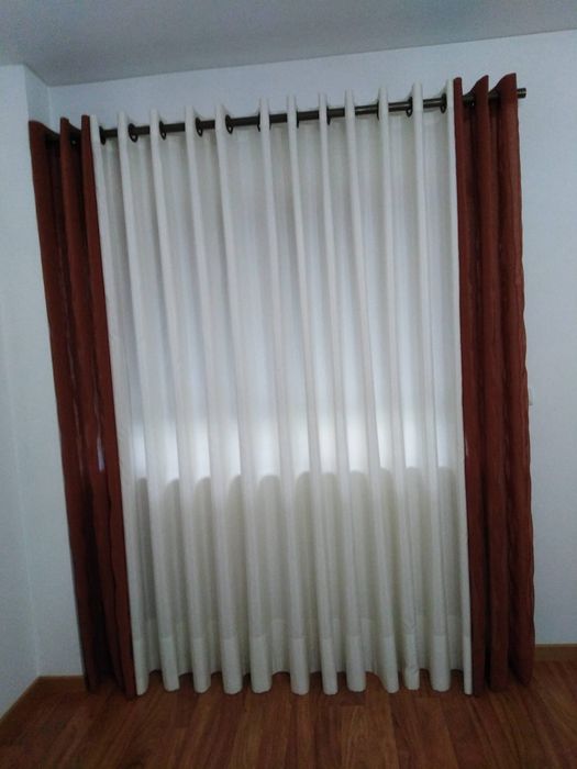 Cortinados com varão e terminais