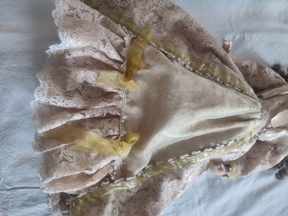 Boneca de porcelana antiga