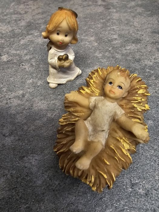 Jezusek w żłobku i aniołek, figurki gipsowe