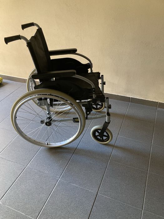Vendo cadeira de rodas em bom estado, com apoio para pés.