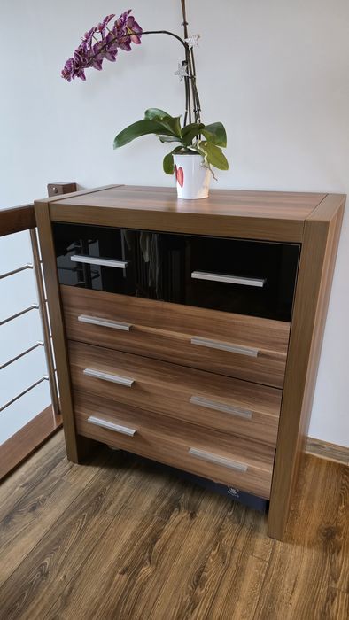 Sypialnia - szafa, komoda, łóżko, stoliczki nocne