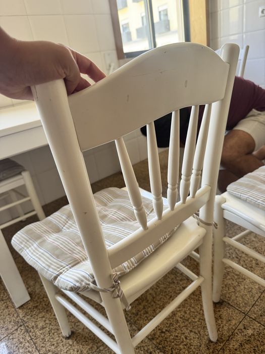 Conjunto de mesa de jantar extensível do IKEA e 4 cadeiras.