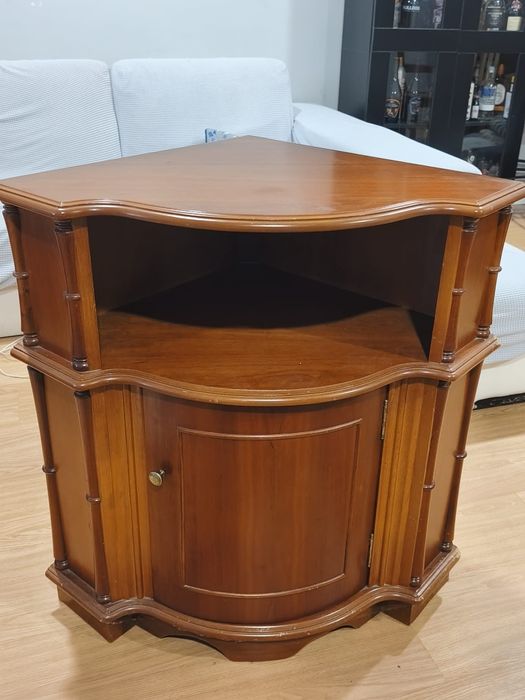 Sofás,cadeiras altas, máquina de café, máquina de gelados