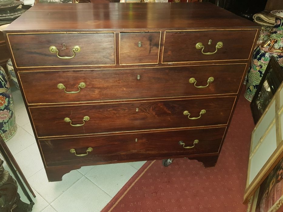 Imponente comoda em madeira de pau santo